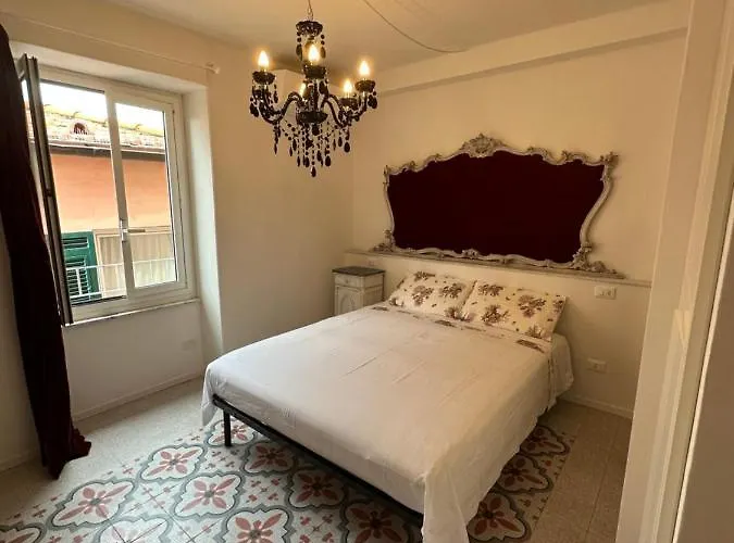 Elegante Stanza Rossa Mottino23 Bed and breakfast Lerici