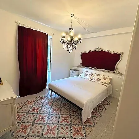 לינה וארוחת בוקר Elegante Stanza Rossa Mottino23 לריצ'י
